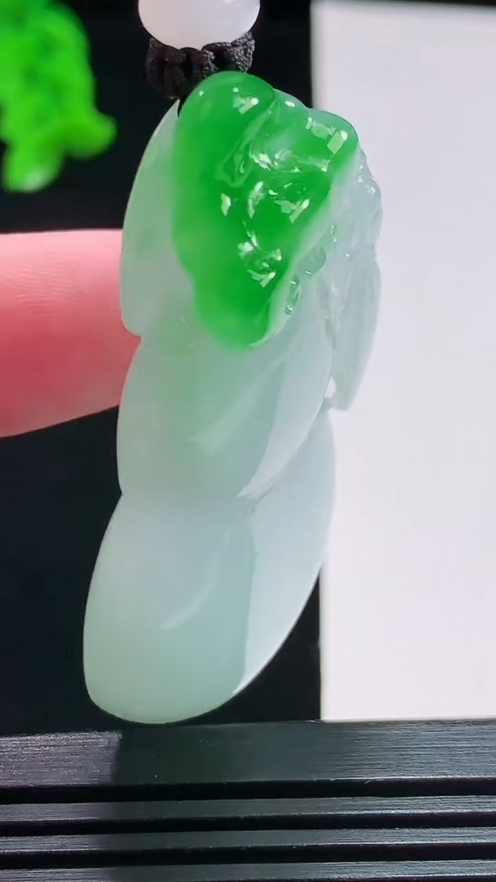 天然A货翡翠葫芦吊坠，尺寸52-29.3-11.6 重量:38.32g
8月8日