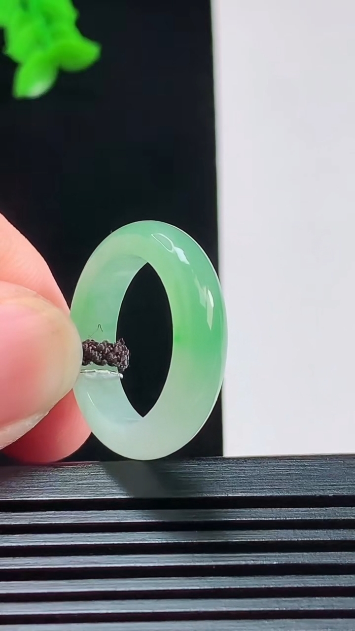 天然A货翡翠玉指环 戒指，尺寸17-4.8-3.2 重量:3.58g2026年8月8日
工厂直销收藏