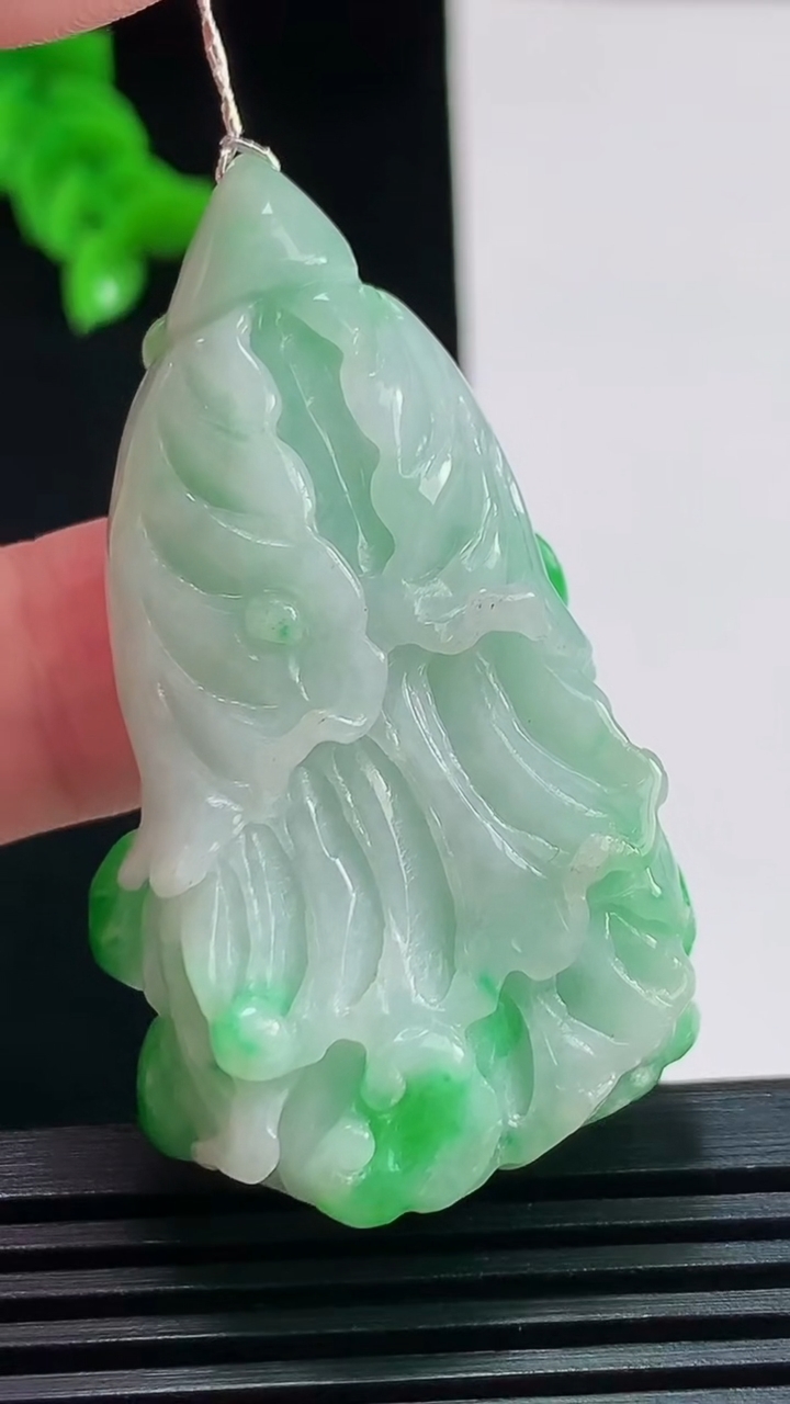 天然A货翡翠白菜吊坠，尺寸51-29-14.5 重量:28.48g
8月8日