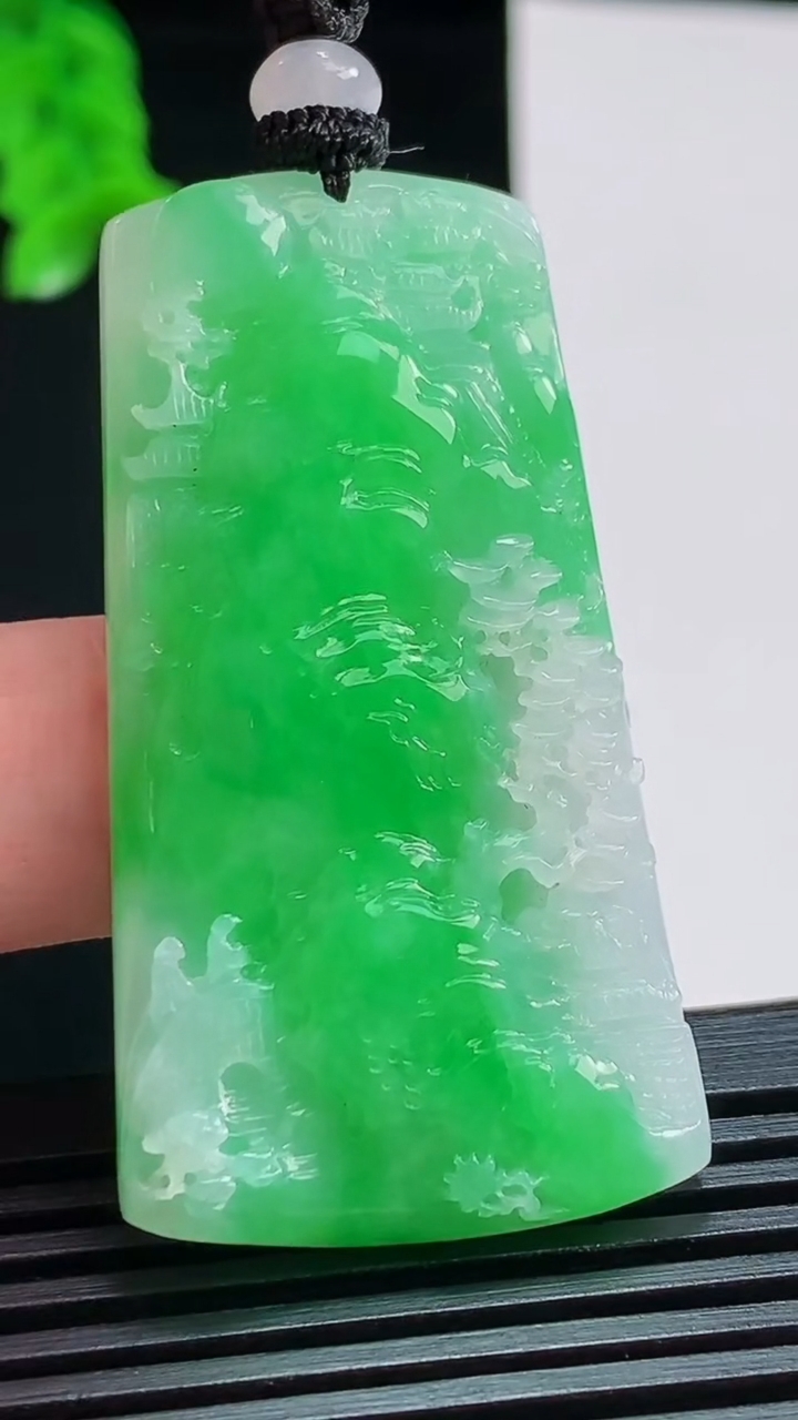 天然A货翡翠山水牌吊坠，尺寸48.5-26.5-6 重量:21.12g
8月8日