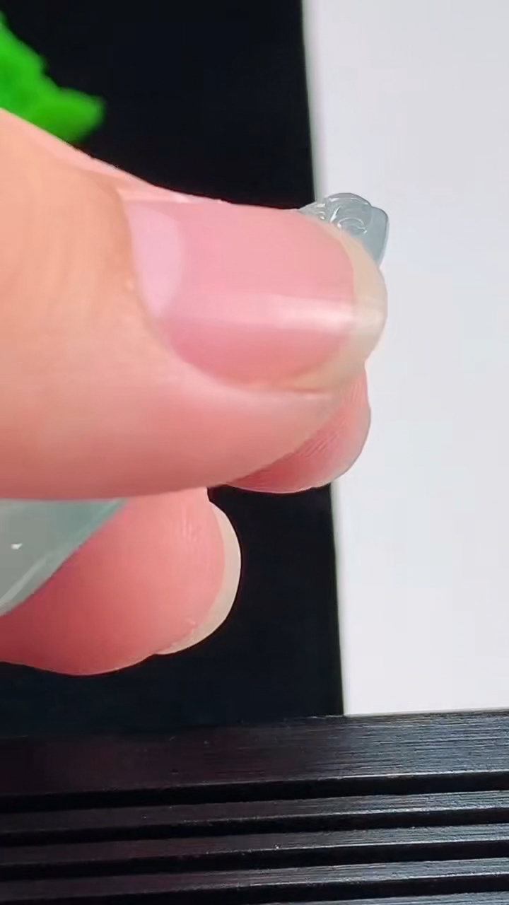 天然A货翡翠大势至菩萨吊坠，尺寸42-23.6-5.8 重量:10.00g
8月8日