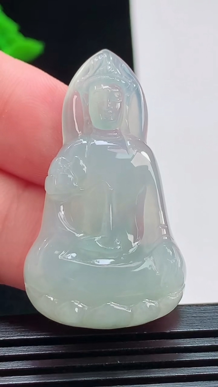 天然A货翡翠大势至菩萨吊坠，尺寸42-23.6-5.8 重量:10.00g
8月8日