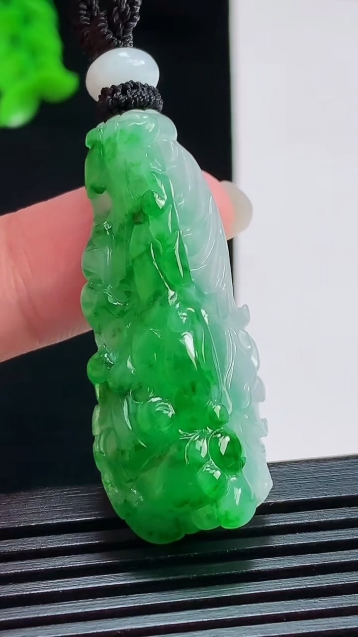 天然A货翡翠白菜吊坠，尺寸42.5-18.3-10 重量:16.31g
8月8日