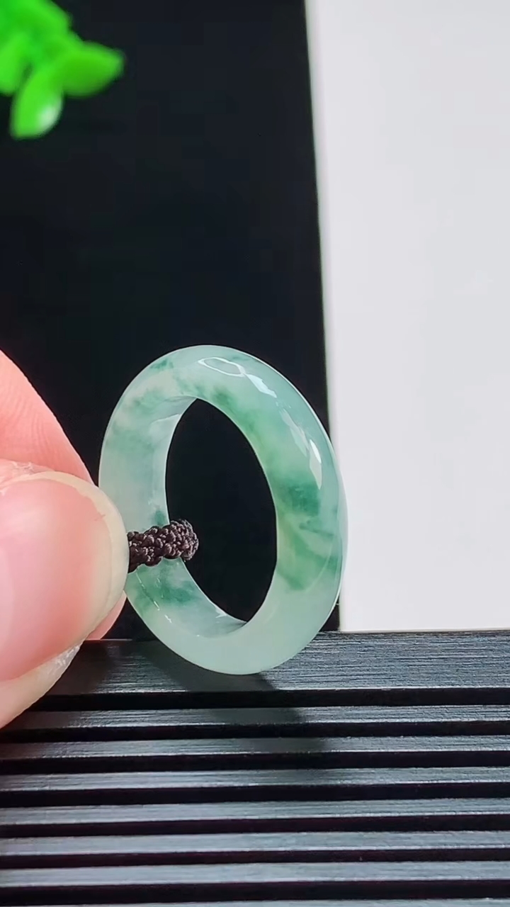 天然A货翡翠飘花玉指环 戒指，尺寸16.2-5-3 重量:3.09g2026年8月8日
工厂直销收藏
