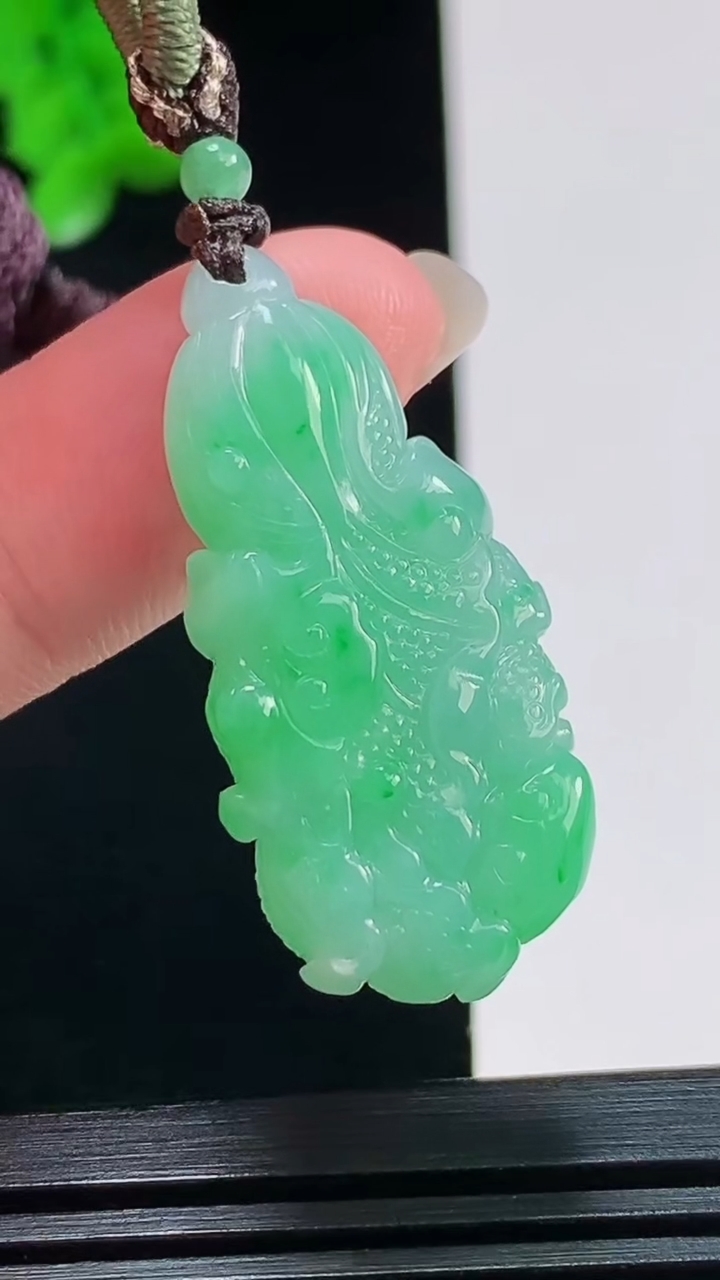 天然A货翡翠白菜吊坠，尺寸35-16.8-7 重量:9.54g
8月8日