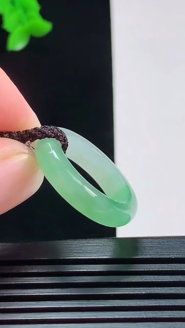 天然A货翡翠玉指环 戒指，尺寸17-4.8-3.2 重量:3.58g2026年8月8日
工厂直销收藏佳品,种好水足，色泽均匀，有种有色，上手高大气！