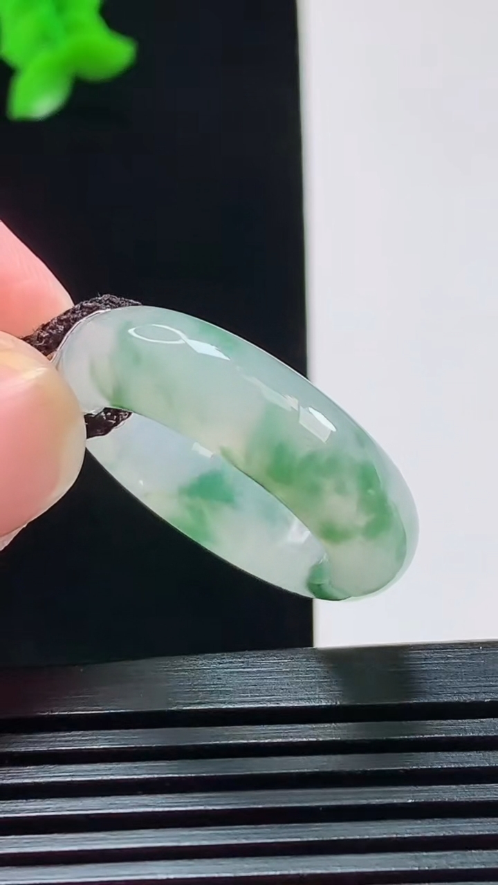天然A货翡翠冰种飘花玉指环 戒指，尺寸19.8-7-4 重量:6.50g2026年8月8日
工厂直销收藏佳品,种好水足，色泽均匀，有种有色，上手高大气！
