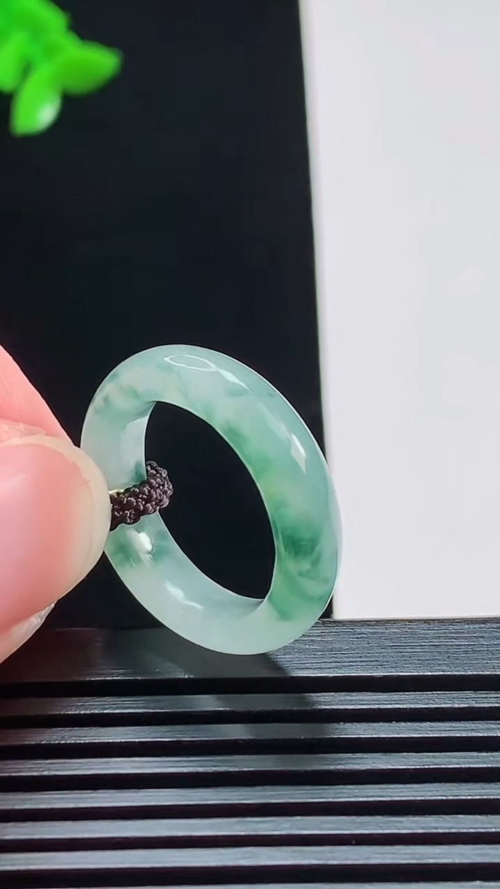 天然A货翡翠飘花玉指环 戒指，尺寸16.2-5-3 重量:3.09g2026年8月8日
工厂直销收藏佳品,种好水足，色泽均匀，有种有色，上手高大气！