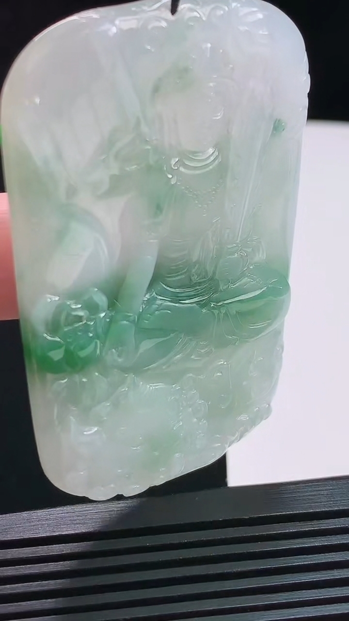 天然A货翡翠飘花文殊菩萨吊坠，尺寸64.5-40.5-5.2 重量:33.33g
8月8日