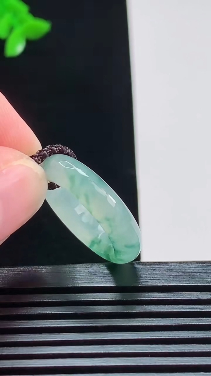 天然A货翡翠飘花玉指环 戒指，尺寸16.2-5-3 重量:3.09g2026年8月8日
工厂直销收藏佳品,种好水足，色泽均匀，有种有色，上手高大气！