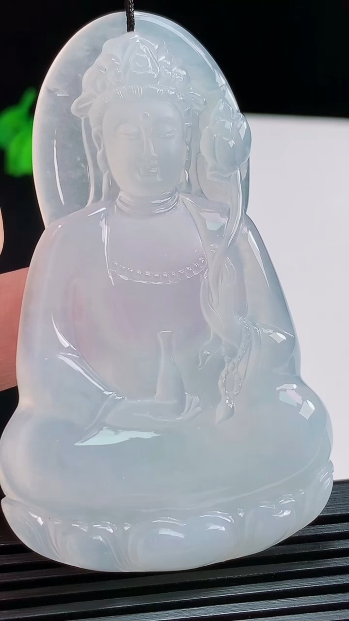 天然A货翡翠种白冰大势至菩萨吊坠，尺寸70-42-5.8 重量:32.39g
8月8日