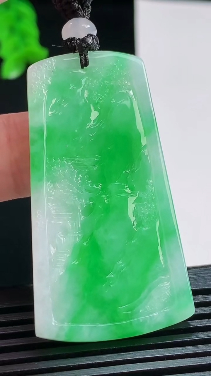 天然A货翡翠山水牌吊坠，尺寸48.5-26.5-6 重量:21.12g
8月8日