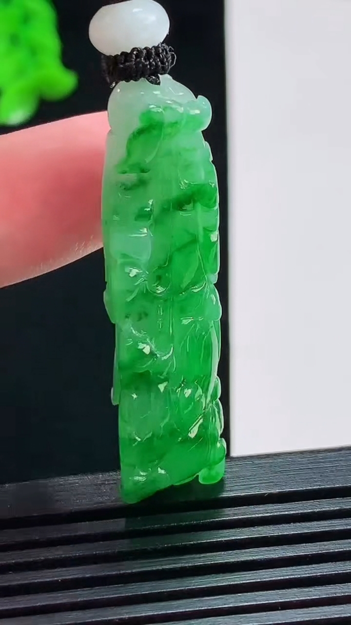 天然A货翡翠白菜吊坠，尺寸42.5-18.3-10 重量:16.31g
8月8日