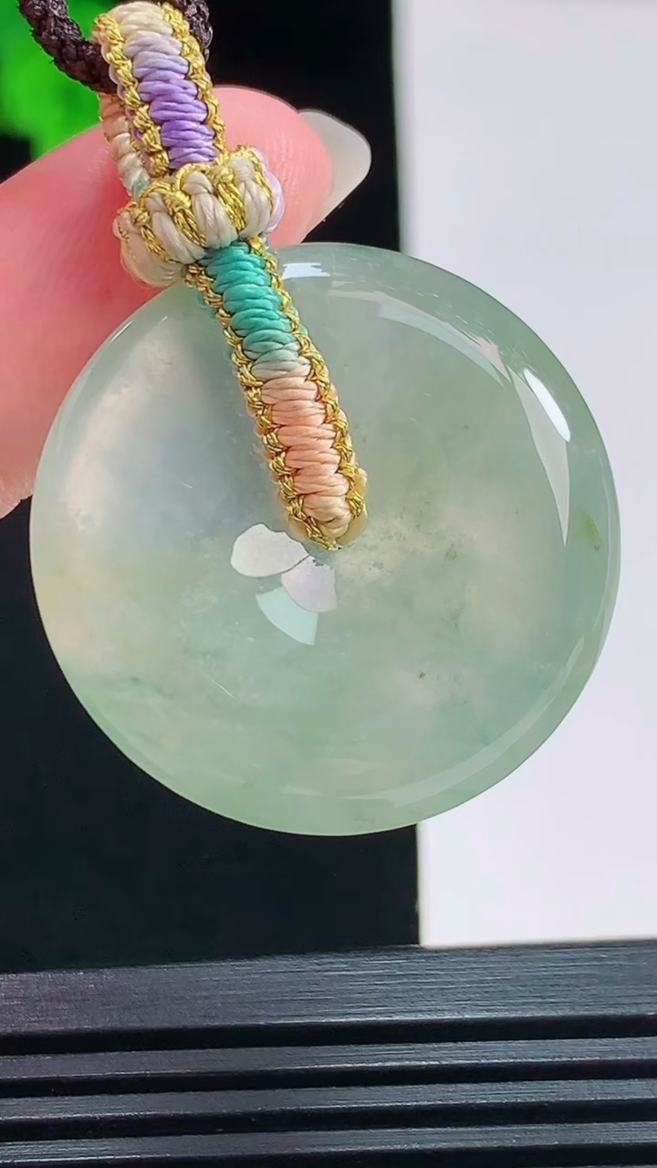 天然A货翡翠飘花平安扣吊坠，尺寸29-5.6 重量:10.61g
8月8日