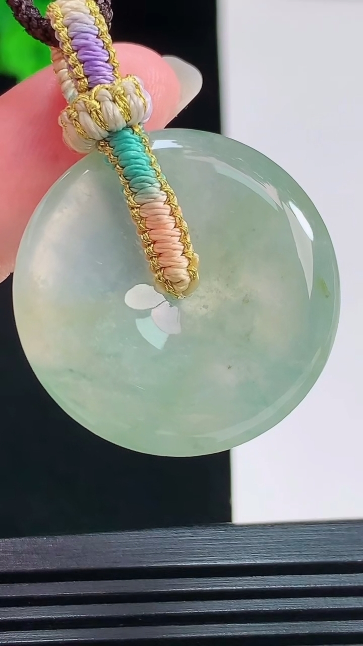 天然A货翡翠飘花平安扣吊坠，尺寸29-5.6 重量:10.61g
8月8日