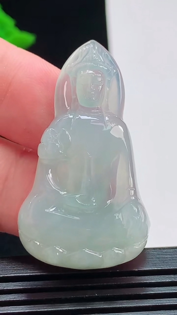 天然A货翡翠大势至菩萨吊坠，尺寸42-23.6-5.8 重量:10.00g
8月8日