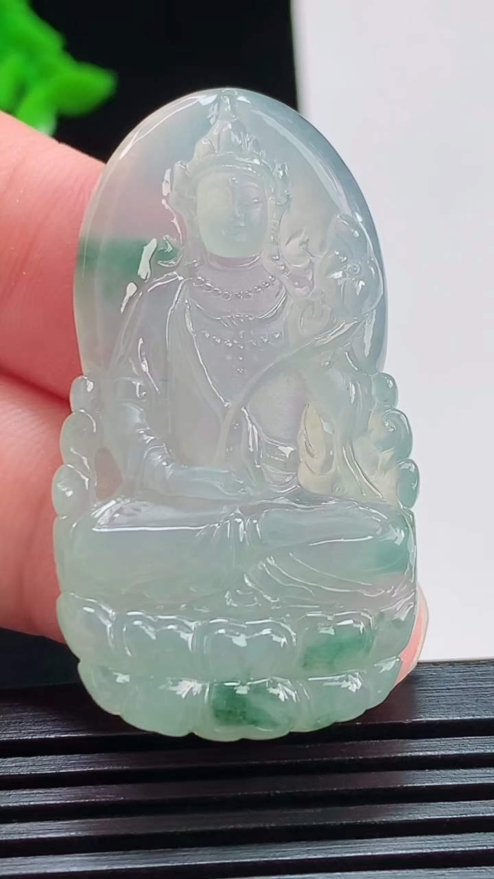 天然A货翡翠飘花大势至菩萨吊坠，尺寸46-25-5.2 重量:12.37g
8月8日