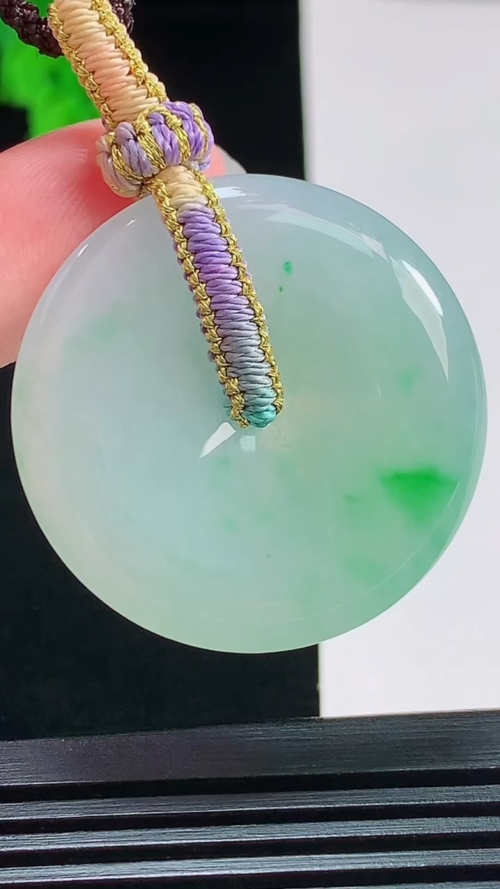 天然A货翡翠平安扣吊坠，尺寸34.6-5.5 重量:15.12g
8月8日