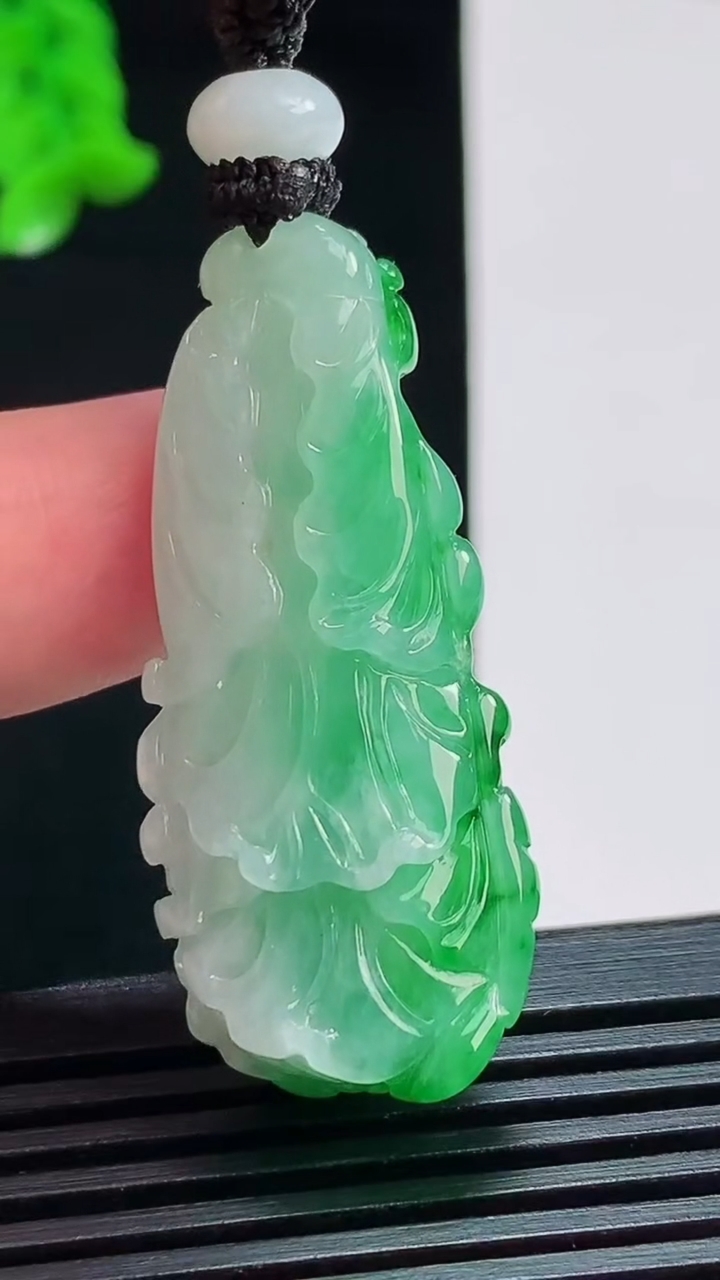 天然A货翡翠白菜吊坠，尺寸42.5-18.3-10 重量:16.31g
8月8日