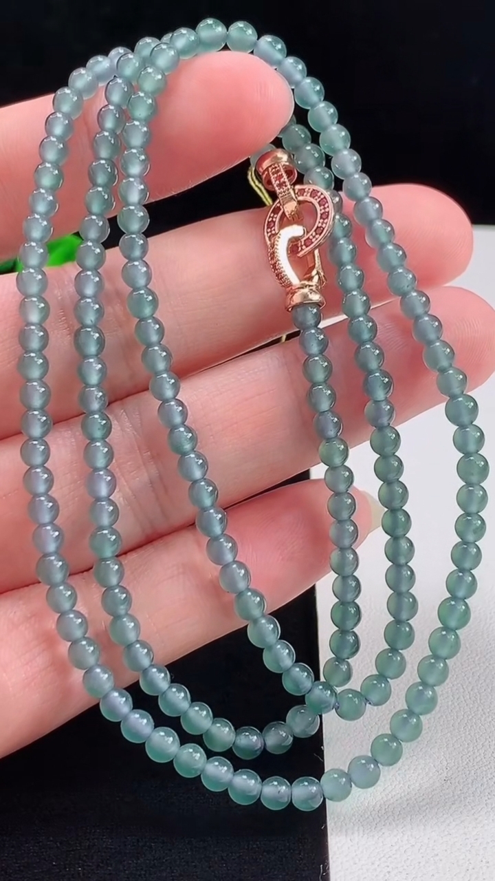 天然A货翡翠圆珠项链，尺寸3.8-173颗 重量:18.61g8月8日
工厂直销收藏佳品,种好水足，色泽均匀，有种有色，上手高大气！