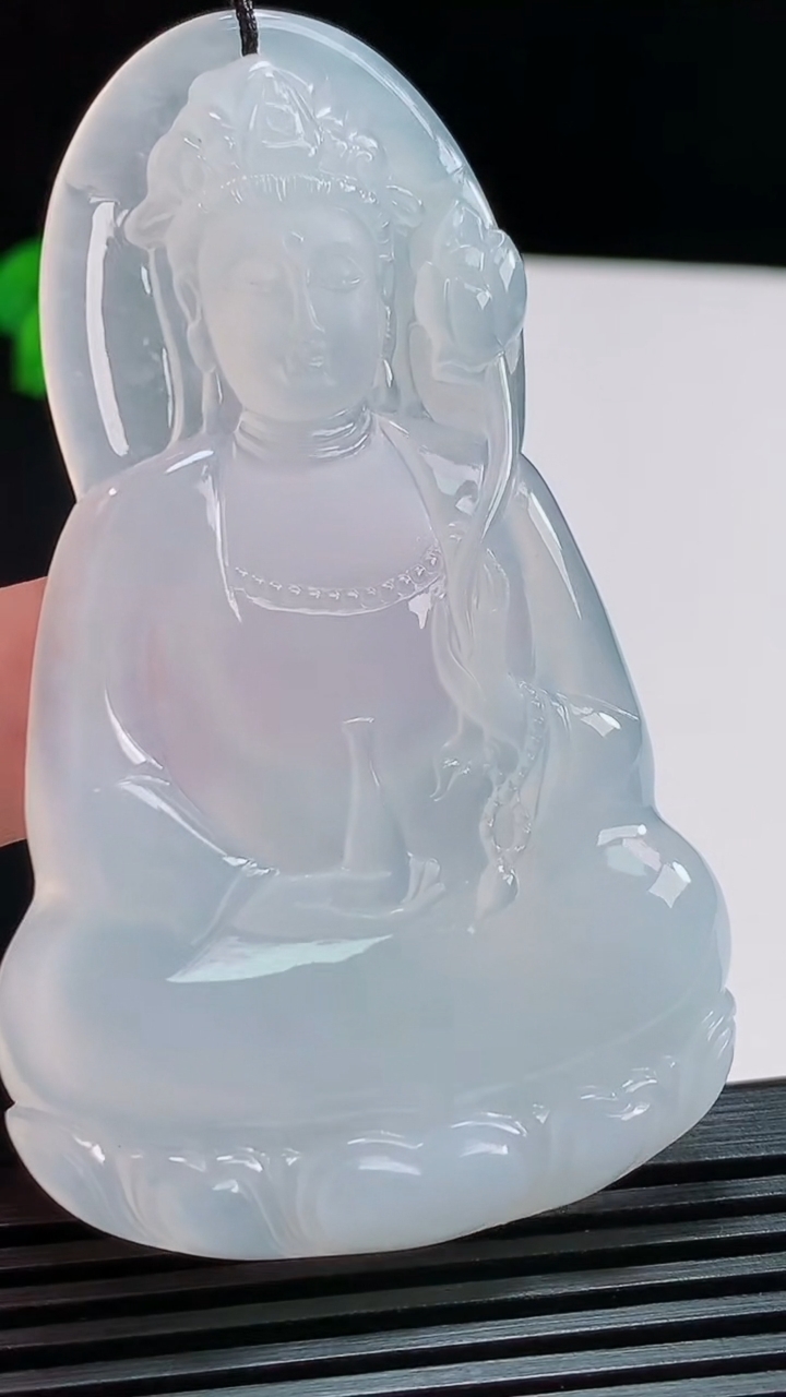 天然A货翡翠种白冰大势至菩萨吊坠，尺寸70-42-5.8 重量:32.39g
8月8日