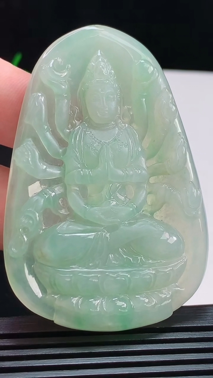 天然A货翡翠千手观音菩萨吊坠，尺寸67.5-44-5.8 重量:31.70g
8月8日