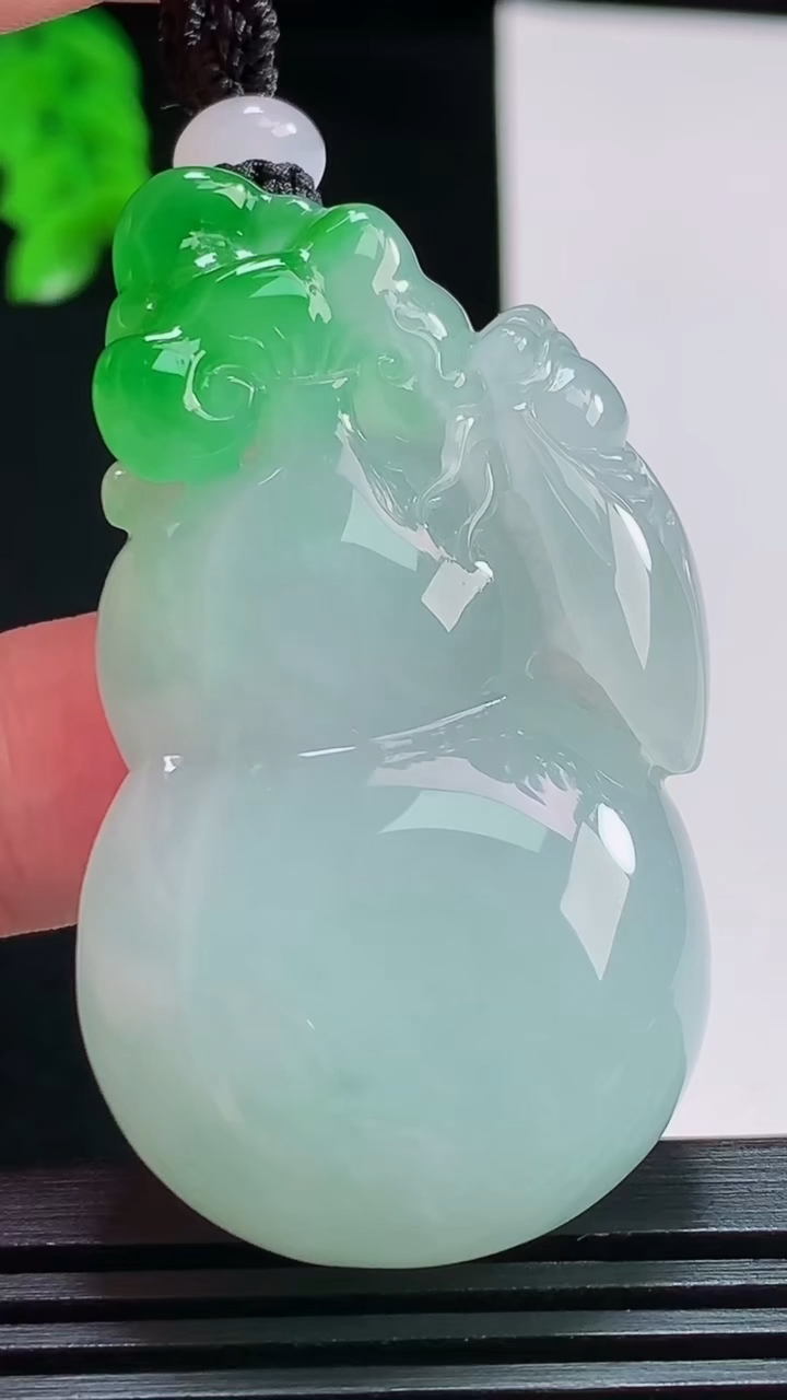 天然A货翡翠葫芦吊坠，尺寸52-29.3-11.6 重量:38.32g
8月8日