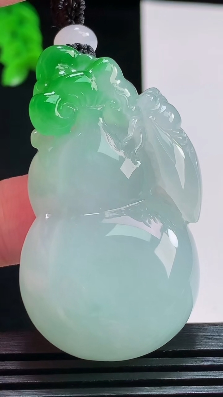 天然A货翡翠葫芦吊坠，尺寸52-29.3-11.6 重量:38.32g
8月8日
