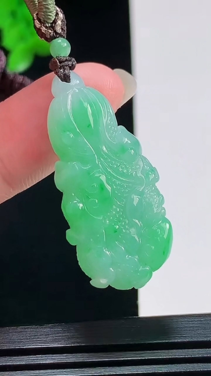 天然A货翡翠白菜吊坠，尺寸35-16.8-7 重量:9.54g
8月8日