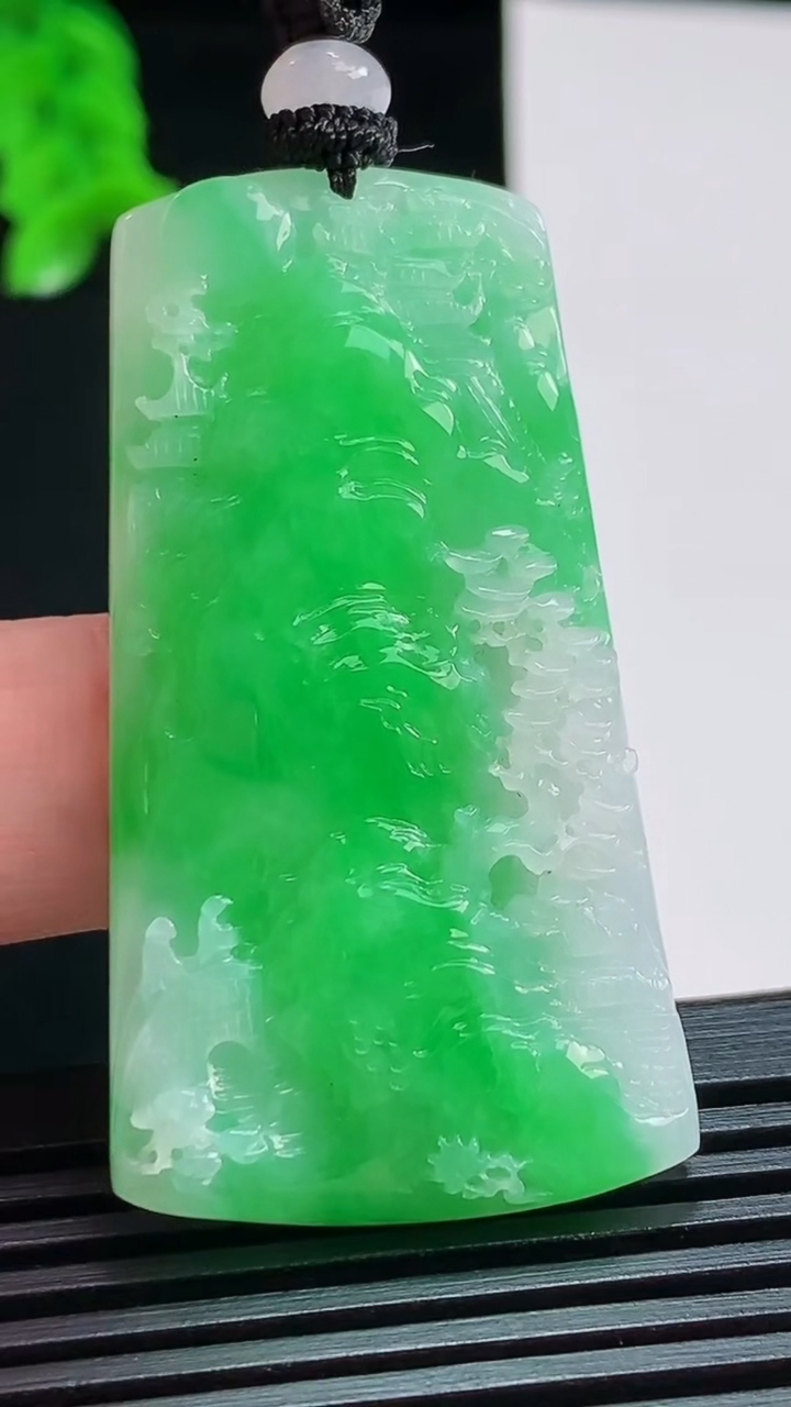 天然A货翡翠山水牌吊坠，尺寸48.5-26.5-6 重量:21.12g
8月8日