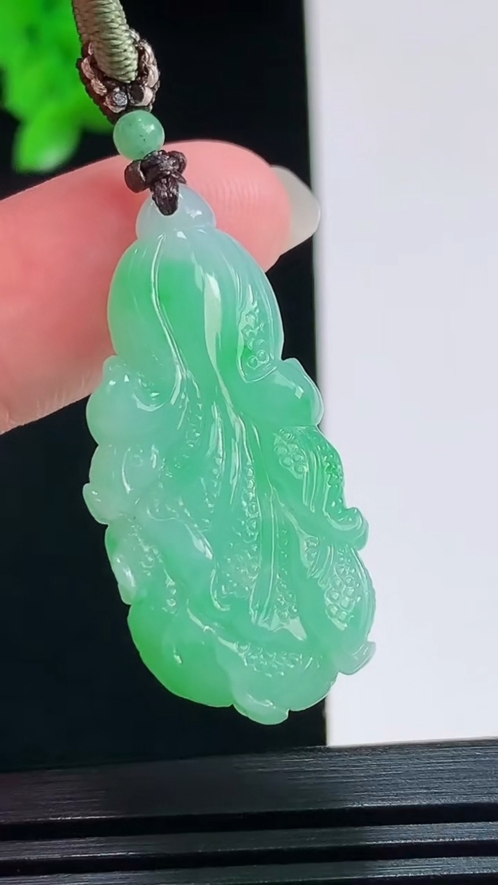 天然A货翡翠白菜吊坠，尺寸35-16.8-7 重量:9.54g
8月8日