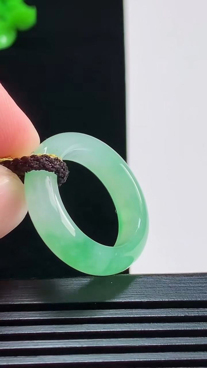 天然A货翡翠玉指环 戒指，尺寸17.3-5.6-3.5 重量:4.37g2026年8月9日
工厂直销收藏佳品,种好水足，色泽均匀，有种有色，上手高大气！