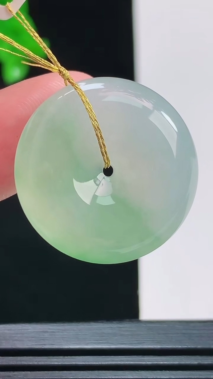 天然A货翡翠平安吊坠，尺寸25-6 重量:7.68g
8月9日