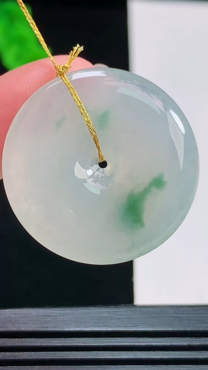 天然A货翡翠飘花平安扣吊坠，尺寸29.5-4.6 重量:8.82g
8月9日