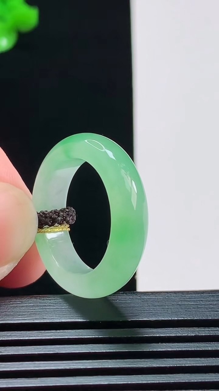 天然A货翡翠玉指环 戒指，尺寸17.3-5.6-3.5 重量:4.37g2026年8月9日
工厂直销
