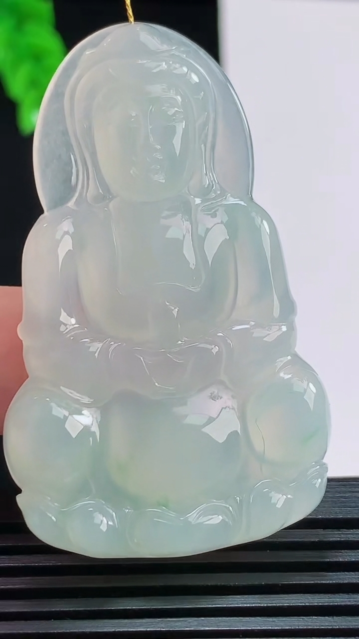 天然A货翡翠正装观音吊坠，尺寸54-33-5.2 重量:16.65g
8月9日