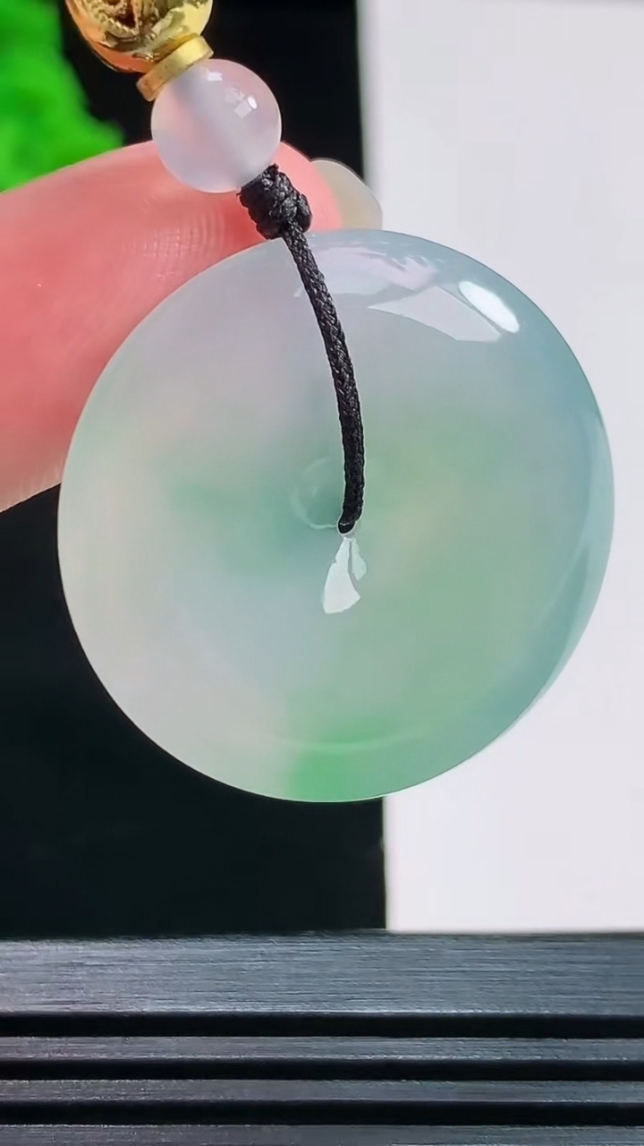 天然A货翡翠平安扣吊坠，尺寸29-5.5 重量:13.59g
8月9日