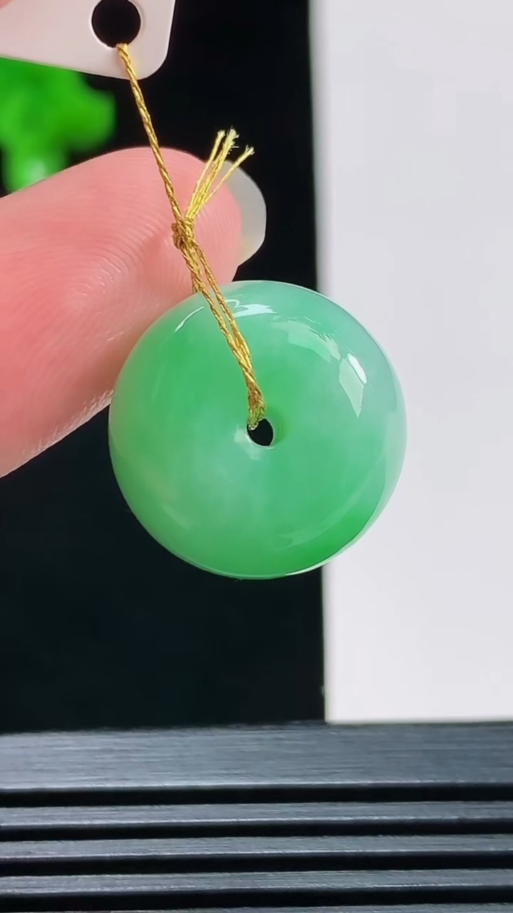 天然A货翡翠路路通吊坠，尺寸17.2-12 重量:7.65g
8月9日