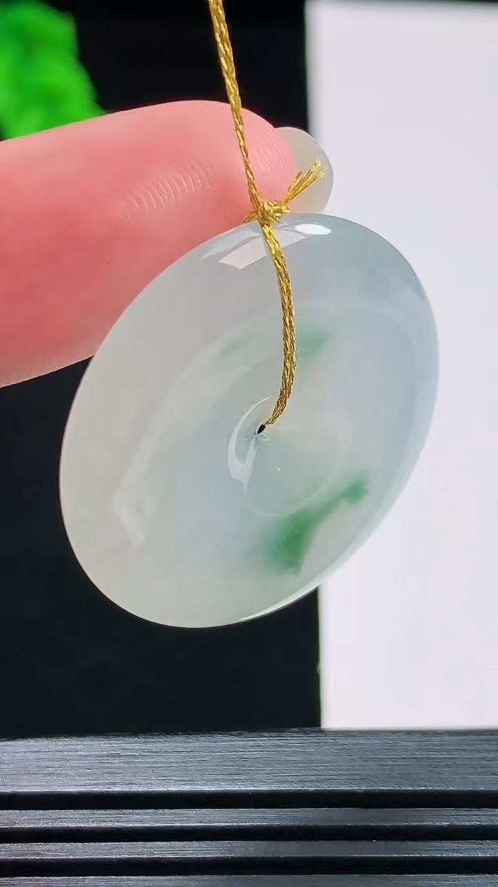 天然A货翡翠飘花平安扣吊坠，尺寸29.5-4.6 重量:8.82g
8月9日