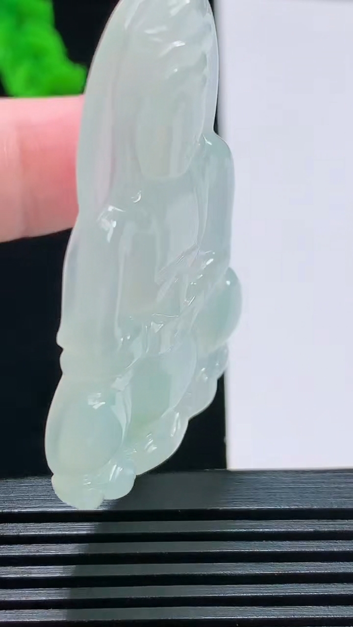 天然A货翡翠正装观音吊坠，尺寸54-33-5.2 重量:16.65g
8月9日