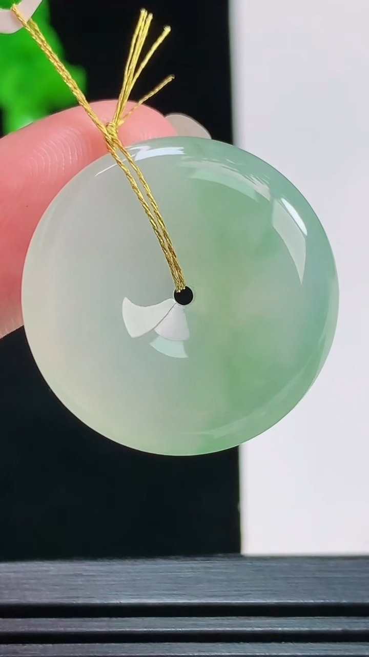 天然A货翡翠平安吊坠，尺寸25-6 重量:7.68g
8月9日
