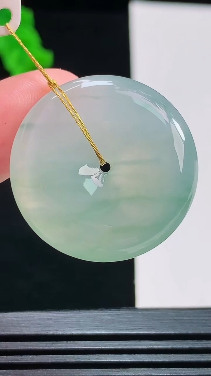 天然A货翡翠冰种飘花平安扣吊坠，尺寸28-5.8 重量:9.50g
8月9日