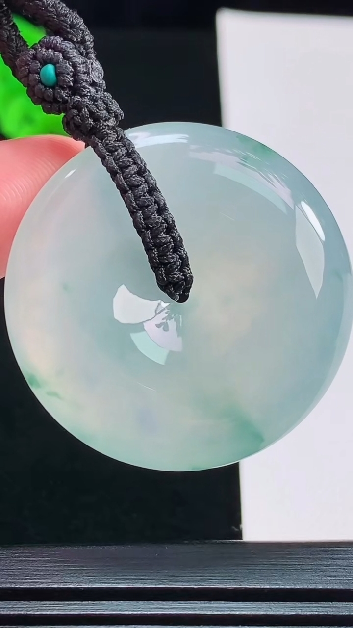 天然A货翡翠种飘花平安扣吊坠，尺寸35.5-7.6 重量:24.26g
8月9日