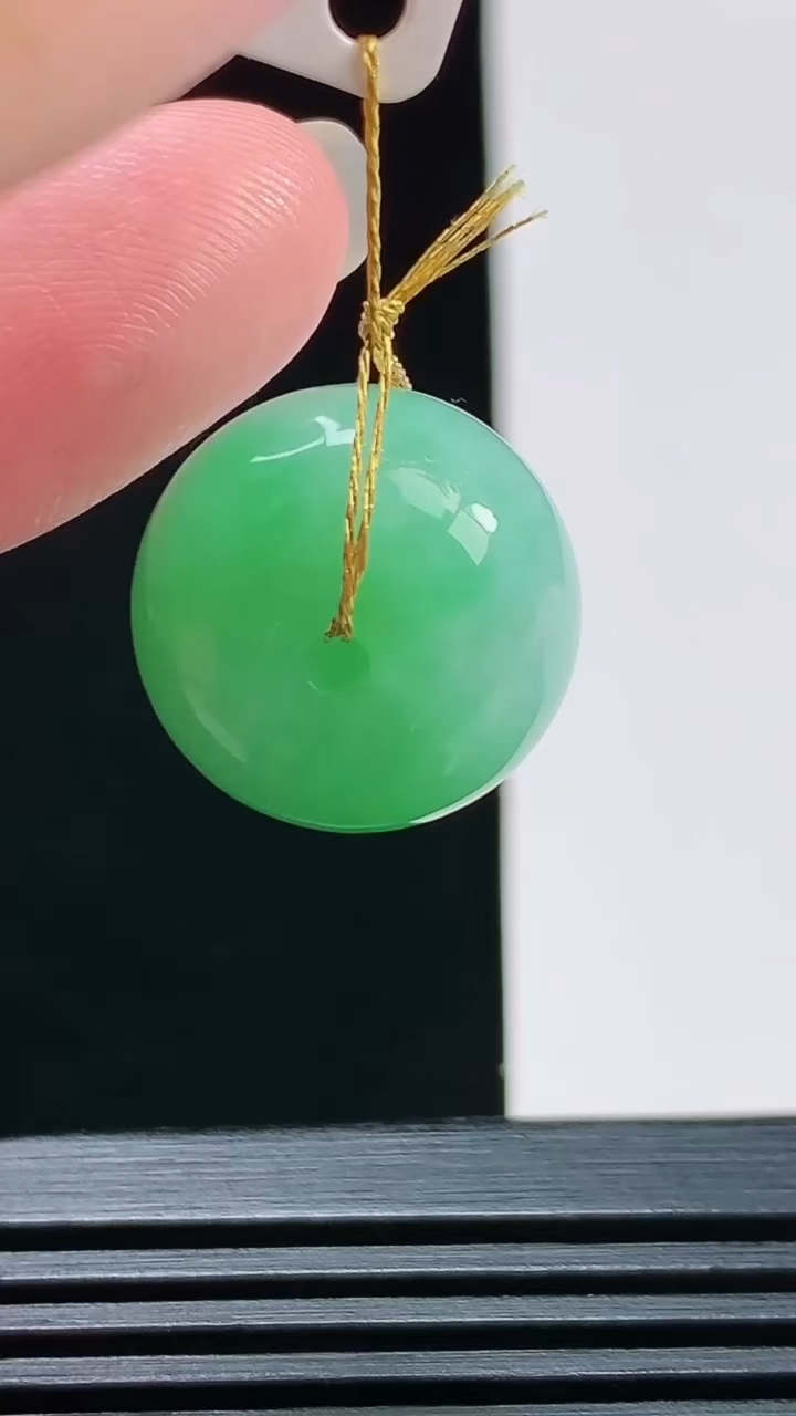 天然A货翡翠路路通吊坠，尺寸17.2-12 重量:7.65g
8月9日