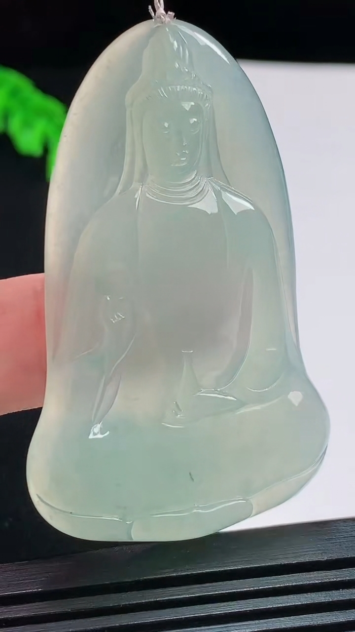 天然A货翡翠素衣观音吊坠，尺寸59-37-4.5 重量:18.72g
8月9日