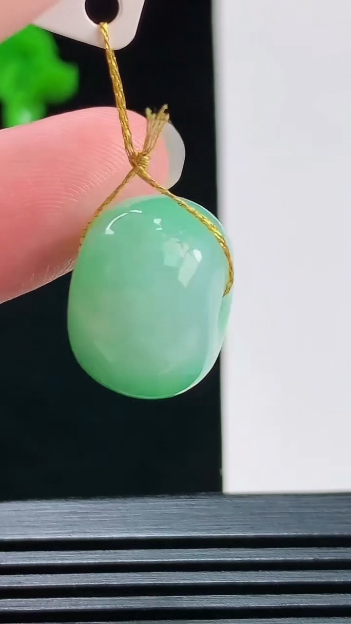 天然A货翡翠路路通吊坠，尺寸17.2-12 重量:7.65g
8月9日