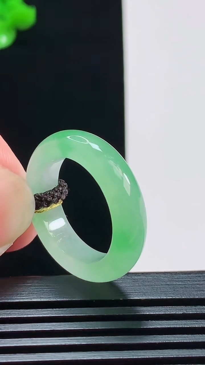 天然A货翡翠玉指环 戒指，尺寸17.3-5.6-3.5 重量:4.37g2026年8月9日
工厂直销收藏佳品,种好水足，色泽均匀，有种有色，上手高大气！