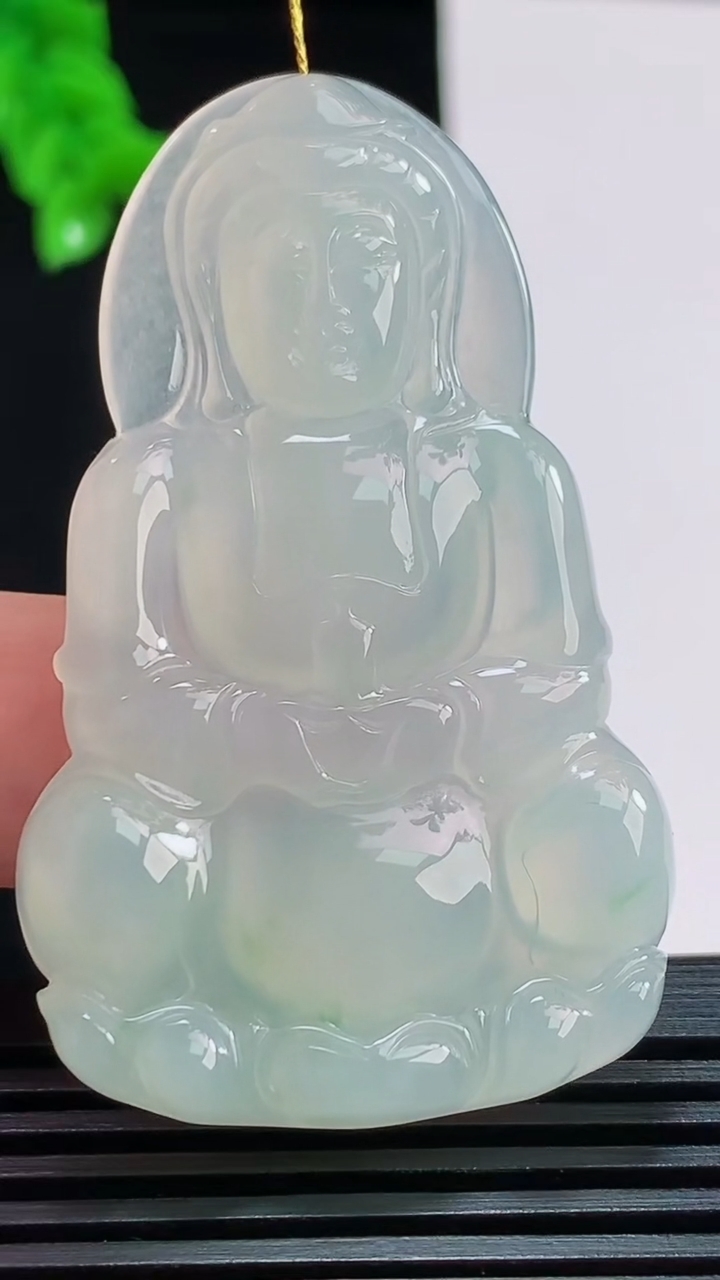 天然A货翡翠正装观音吊坠，尺寸54-33-5.2 重量:16.65g
8月9日