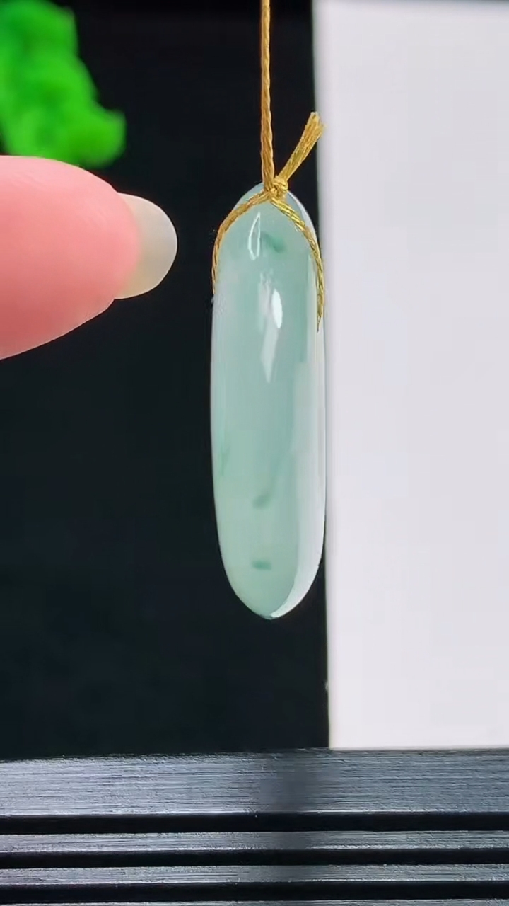天然A货翡翠冰种飘花平安扣吊坠，尺寸28.5-6.2 重量:10.74g
8月9日