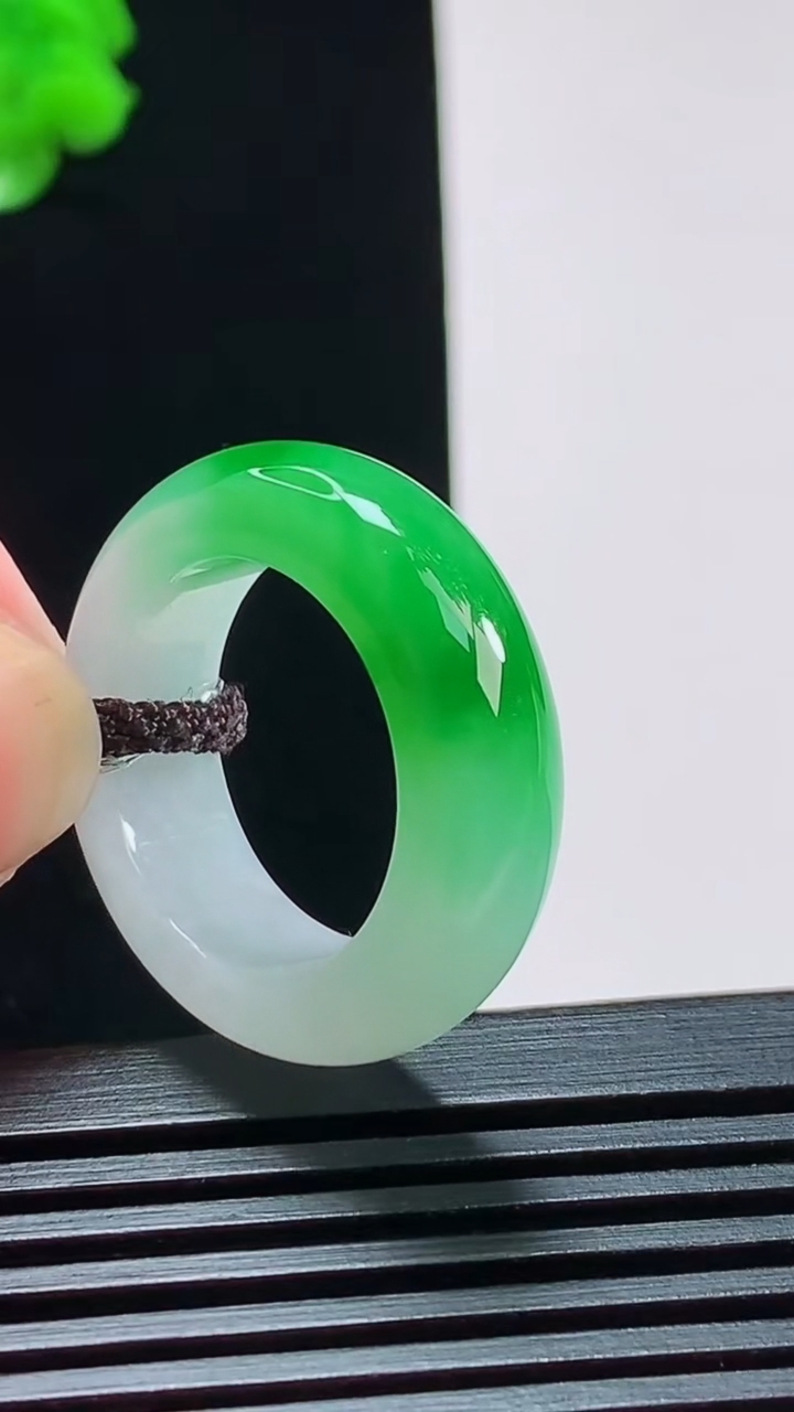 天然A货翡翠玉指环 戒指，尺寸18-8-5 重量:8.00g2026年8月9日
工厂直销收藏佳品,种好水足，色泽均匀，有种有色，上手高大气！